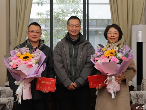 青羊区人大常委会副主任春节前走访慰问成都市妇女儿童中心医院专家